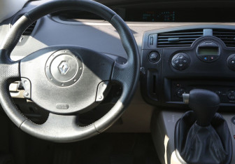 Подержанный автомобиль Renault Scenic 2006 года (14 фото)