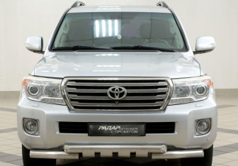 Подержанный автомобиль Toyota Land Cruiser Suv 2013 года (6 фото)