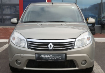 Подержанный автомобиль Renault Sandero 2010 года (2 фото)