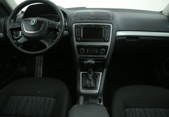 Подержанный автомобиль Skoda Octavia Liftback 2011 года (12 фото)