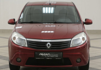Подержанный автомобиль Renault Sandero 2010 года (6 фото)