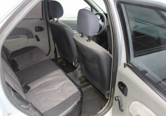 Подержанный автомобиль Renault Logan Sedan 2005 года (12 фото)
