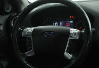 Подержанный автомобиль Ford Mondeo Sedan 2013 года (16 фото)
