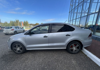 Подержанный автомобиль Volkswagen Polo Sedan 2013 года (4 фото)