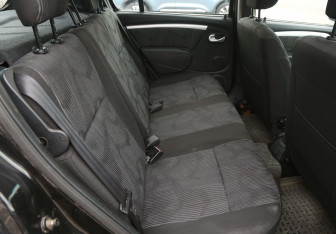 Подержанный автомобиль Renault Sandero 2011 года (11 фото)