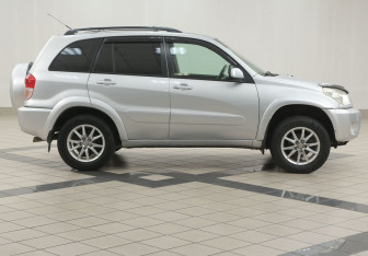 Подержанный автомобиль Toyota RAV4 2004 года (5 фото)