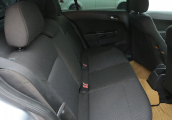 Подержанный автомобиль Opel Astra Hatchback 2005 года (11 фото)