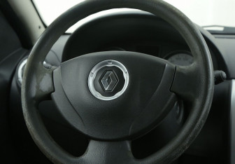 Подержанный автомобиль Renault Sandero 2011 года (16 фото)