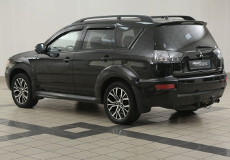 Подержанный автомобиль Mitsubishi Outlander 2011 года (2 фото)