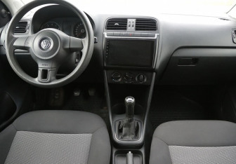 Подержанный автомобиль Volkswagen Polo Hatchback 2010 года (12 фото)