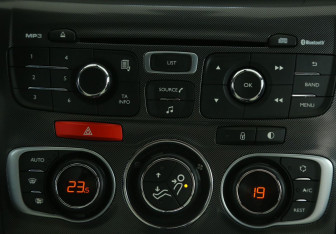Подержанный автомобиль Citroen C4 Sedan 2013 года (13 фото)