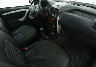 Подержанный автомобиль Nissan Terrano 2014 года (9 фото)