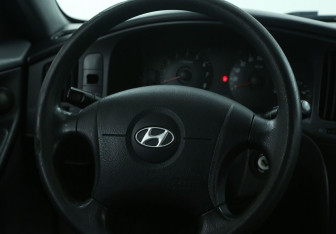 Подержанный автомобиль Hyundai Elantra Sedan 2004 года (16 фото)