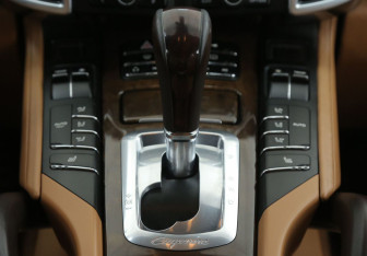 Подержанный автомобиль Porsche Cayenne 2011 года (17 фото)