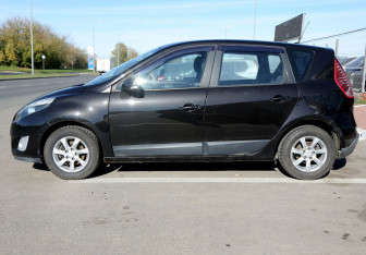 Подержанный автомобиль Renault Scenic 2009 года (8 фото)