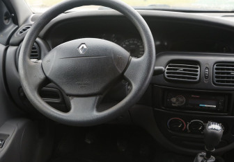 Подержанный автомобиль Renault Megane Sedan 2001 года (14 фото)