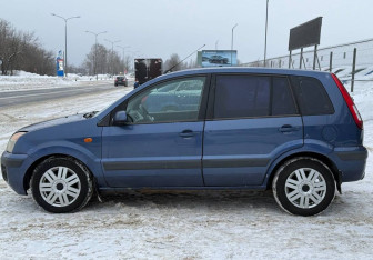 Подержанный автомобиль Ford Fusion 2006 года (3 фото)