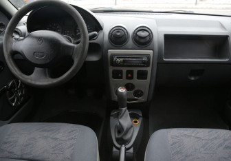 Подержанный автомобиль Renault Logan Sedan 2007 года (12 фото)