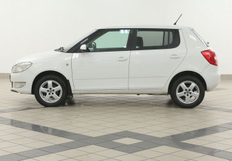 Подержанный автомобиль Skoda Fabia Hatchback 2014 года (7 фото)