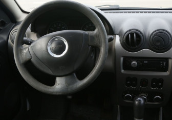 Подержанный автомобиль Dacia Sandero 2009 года (14 фото)