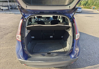 Подержанный автомобиль Renault Scenic 2009 года (11 фото)