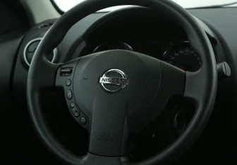 Подержанный автомобиль Nissan Qashqai 2013 года (16 фото)