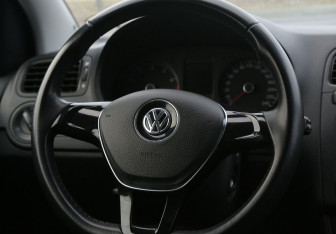 Подержанный автомобиль Volkswagen Polo Sedan 2016 года (16 фото)