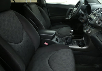 Подержанный автомобиль Toyota RAV4 2011 года (10 фото)