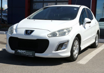 Подержанный автомобиль Peugeot 308 Hatchback 2011 года (3 фото)