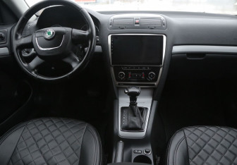 Подержанный автомобиль Skoda Octavia Liftback 2012 года (12 фото)