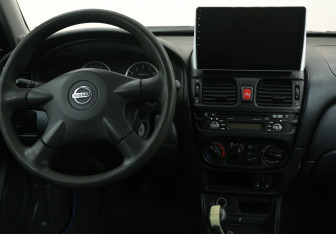 Подержанный автомобиль Nissan Almera Hatchback 2004 года (14 фото)