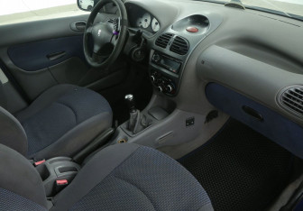 Подержанный автомобиль Peugeot 206 Hatchback 2004 года (9 фото)