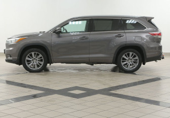Подержанный автомобиль Toyota Highlander 2014 года (7 фото)