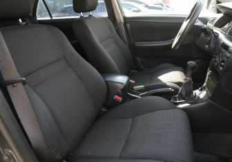 Подержанный автомобиль Toyota Corolla Sedan 2004 года (10 фото)