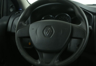 Подержанный автомобиль Renault Sandero 2015 года (16 фото)