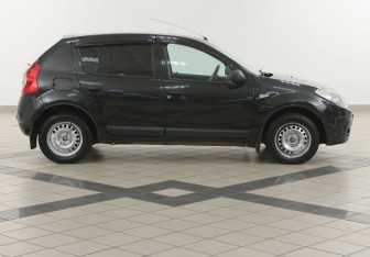 Подержанный автомобиль Renault Sandero 2013 года (5 фото)