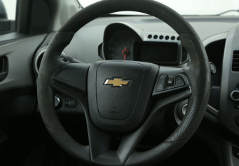 Подержанный автомобиль Chevrolet Aveo Sedan 2013 года (16 фото)