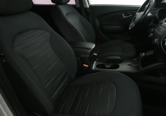 Подержанный автомобиль Hyundai ix35 2015 года (10 фото)