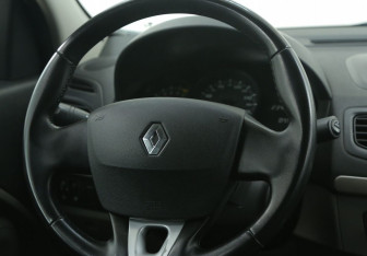 Подержанный автомобиль Renault Fluence 2012 года (16 фото)