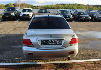 Подержанный автомобиль Mitsubishi Lancer Sedan 2005 года (6 фото)