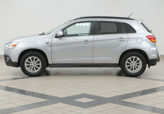 Подержанный автомобиль Mitsubishi ASX 2011 года (7 фото)