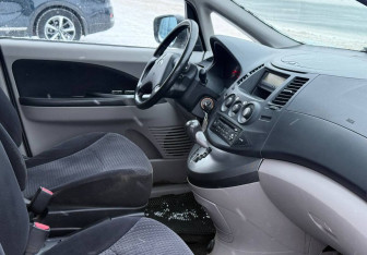 Подержанный автомобиль Mitsubishi Grandis 2006 года (9 фото)