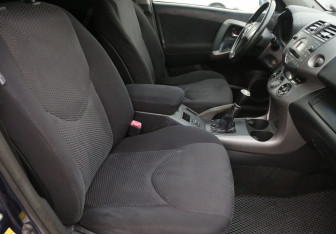 Подержанный автомобиль Toyota RAV4 2007 года (10 фото)