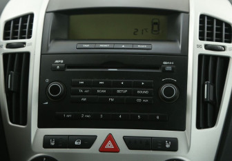 Подержанный автомобиль Kia Ceed Hatchback 2009 года (13 фото)