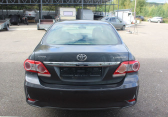 Подержанный автомобиль Toyota Corolla Sedan 2012 года (6 фото)