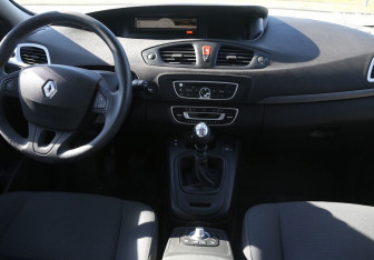 Подержанный автомобиль Renault Scenic 2009 года (12 фото)