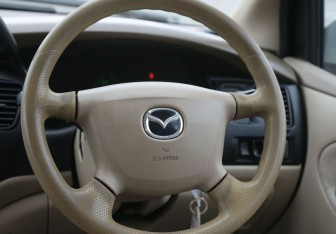 Подержанный автомобиль Mazda MPV 2000 года (16 фото)