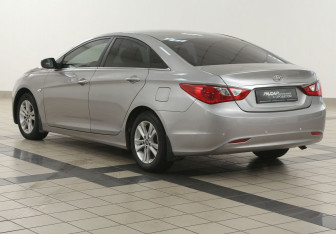 Подержанный автомобиль Hyundai Sonata 2010 года (2 фото)