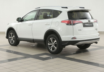 Подержанный автомобиль Toyota RAV4 2016 года (2 фото)
