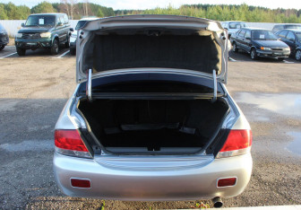 Подержанный автомобиль Mitsubishi Lancer Sedan 2005 года (16 фото)